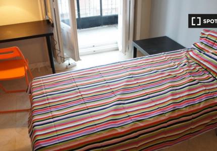 Se alquilan habitaciones en apartamento de 6 dormitorios en Madrid