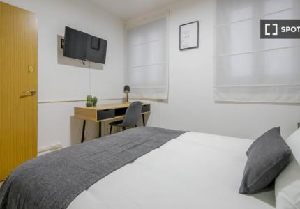 Se alquila habitación en piso de 4 dormitorios en Atocha, Madrid