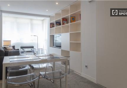 Apartamento de 3 dormitorios en alquiler en Nueva España, Madrid
