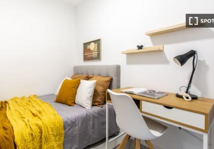 Se alquila habitación en piso compartido de 8 habitaciones en Sol, Madrid.
