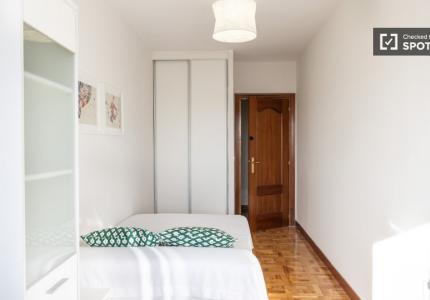 Se alquila habitación en piso de 3 habitaciones en Madrid