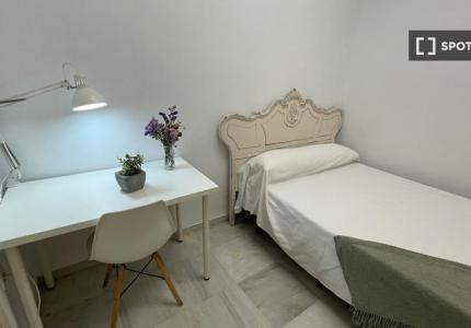 Habitación en piso compartido en alquiler en Feria, Sevilla.