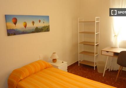 Se alquila habitación en piso compartido en Ciudad Jardín, Córdoba.
