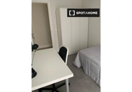 Alquiler de habitaciones en apartamento de 5 dormitorios en Justicia, Madrid