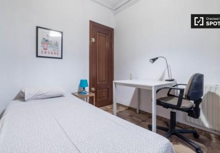 Se alquila habitación en apartamento de 6 dormitorios en Extramurs, Valencia