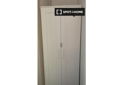 Se alquila habitación en piso de 9 habitaciones en Barcelona