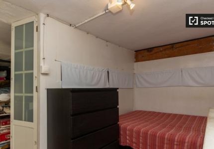 Habitación ordenada en apartamento de 3 dormitorios en Lavapiés, Madrid