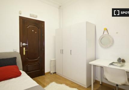 Alquiler de habitaciones en piso de 9 habitaciones en Almagro, Madrid