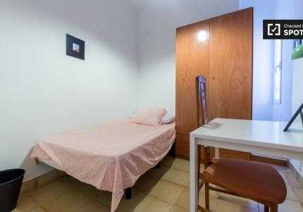 Habitaciones disponibles en apartamento de 6 dormitorios en Camins al Grau