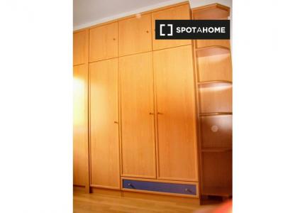 Se alquila habitación en piso de 3 habitaciones en Oviedo