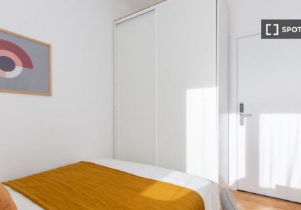 Se alquila habitación en piso de 7 habitaciones en Lavapiés, Madrid