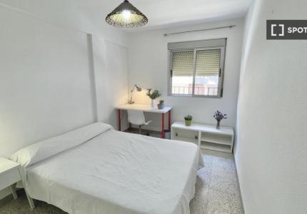 Habitación en piso de 3 habitaciones en alquiler en Triana, Sevilla