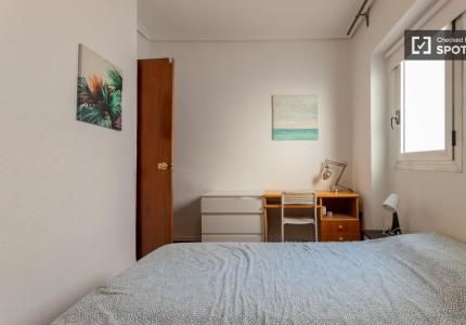 Se alquila habitación en piso de 4 habitaciones en Benicalap, Valencia