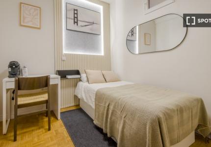 Se alquila habitación en apartamento de 5 dormitorios en Tetuán, Madrid