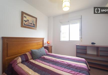 Se alquilan habitaciones en apartamento de 3 dormitorios en Granada
