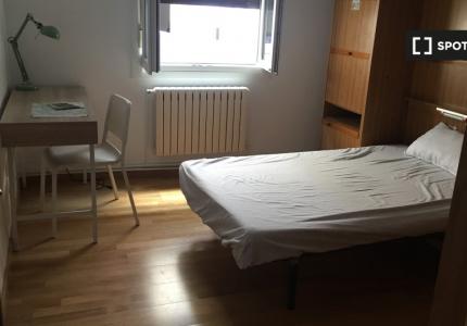 Se alquila habitación en piso compartido en Pamplona