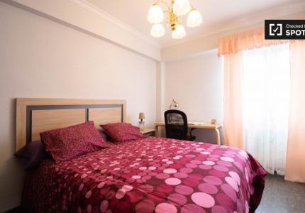 Se alquila habitación en precioso apartamento de 4 dormitorios en Villaverde