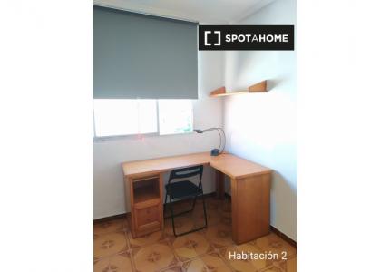 Habitación amueblada en apartamento de 5 dormitorios en Extramurs, Valencia