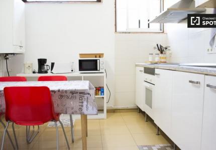 Habitación amueblada en apartamento de 7 dormitorios en Valverde, Madrid