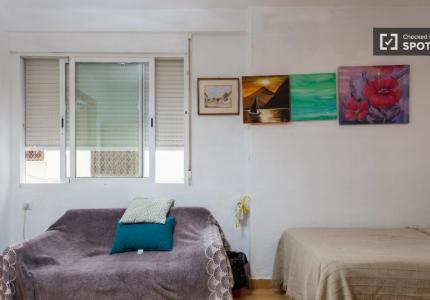 Se alquilan habitaciones en apartamento de 4 dormitorios en Jesús, Valencia
