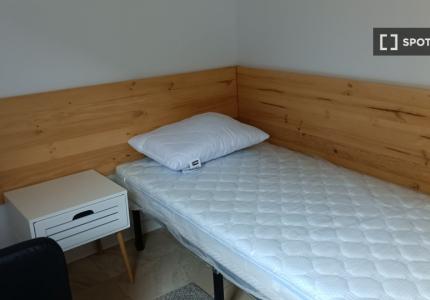 Se alquila habitación en apartamento de 5 dormitorios