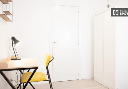 Habitación en piso compartido en alquiler en Numancia, Madrid.
