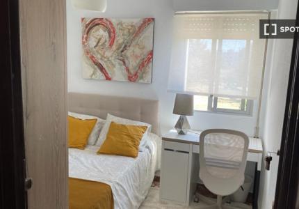 Habitación moderna en un apartamento reformado