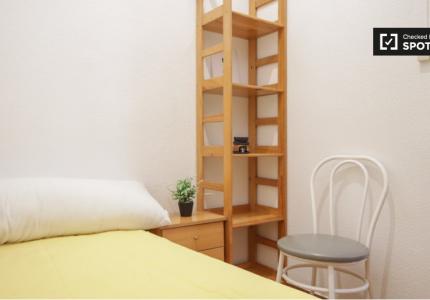 Se alquila habitación en piso de 5 habitaciones en La Latina