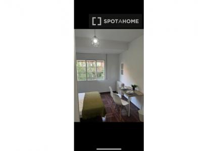 Se alquila habitación en piso de 5 habitaciones en Madrid