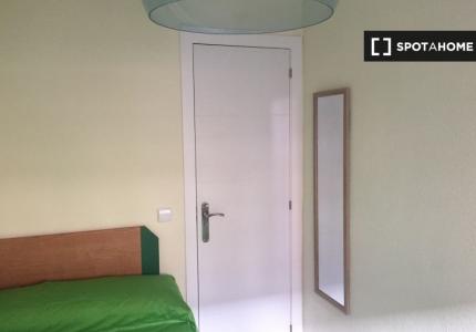 Habitación para alquilar en apartamento sencillo de 4 dormitorios, Getafe, Madrid