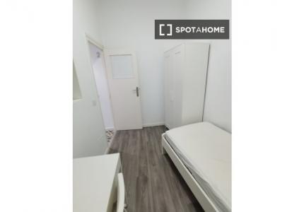 Se alquila habitación en apartamento de 4 dormitorios en Salamanca