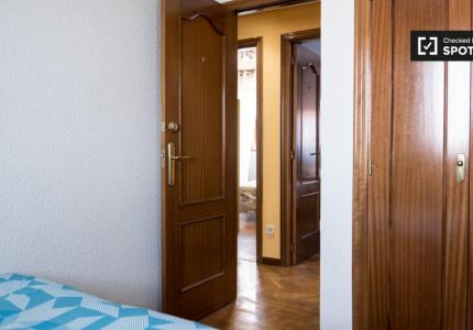 Se alquila habitación en piso de 5 habitaciones en Alcalá de Henares