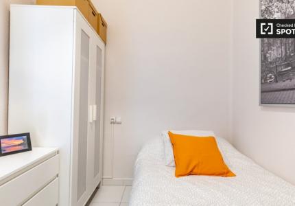 Se alquila habitación en apartamento de 6 dormitorios en L'Eixample.