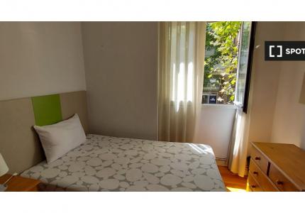 Habitación en piso de 4 habitaciones en alquiler en Almagro, Madrid.