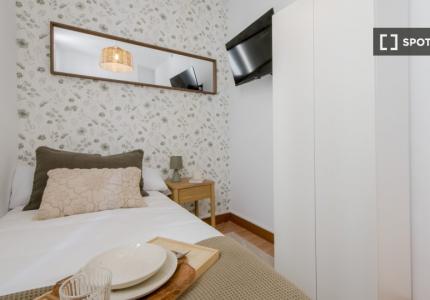 Habitación en piso compartido de 5 habitaciones en alquiler en Palacio, Madrid