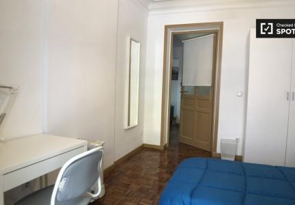 Se alquila habitación en piso de 5 dormitorios en Argüelles, Madrid