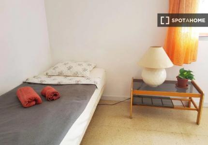 Se alquila habitación en piso de 4 habitaciones en Las Palmas