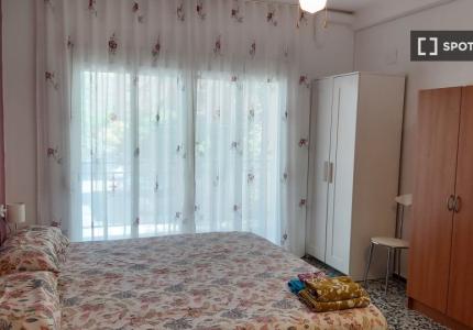 Se alquila habitación en piso de 5 dormitorios en Valencia