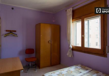 Habitación colorida en apartamento de 4 dormitorios en Horta-Guinardo