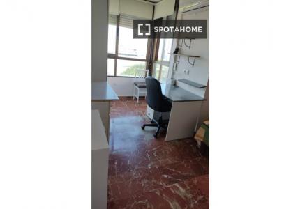 Se alquilan habitaciones con vista al mar en apartamento de 4 habitaciones