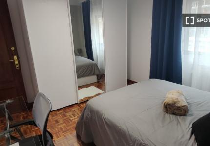 Se alquila habitación en piso de 3 habitaciones en Alcalá De Henares