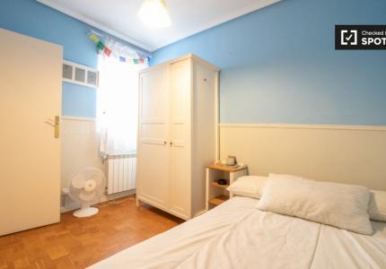 Encantadora habitación en alquiler en Chueca, Madrid.