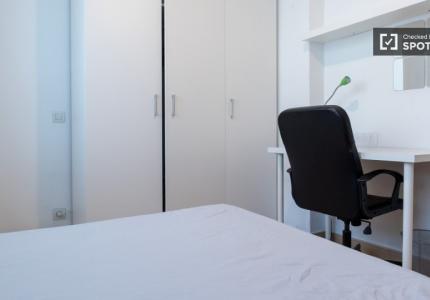 Se alquila habitación en apartamento de 3 dormitorios en Madrid