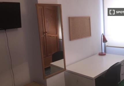 Se alquila habitación en piso de 8 habitaciones en Málaga