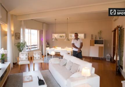 Increíble habitación en un apartamento de 3 dormitorios en Abando, Bilbao