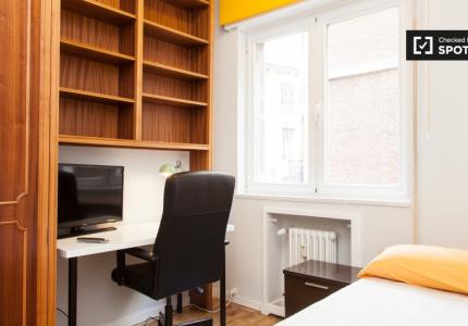 Amplia habitación en apartamento de 7 dormitorios en Malasaña, Madrid