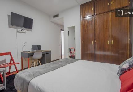 Se alquila habitación en piso de 9 habitaciones en Tetuán, Madrid