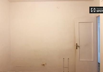 Se alquila habitación en apartamento de 3 dormitorios en Madrid