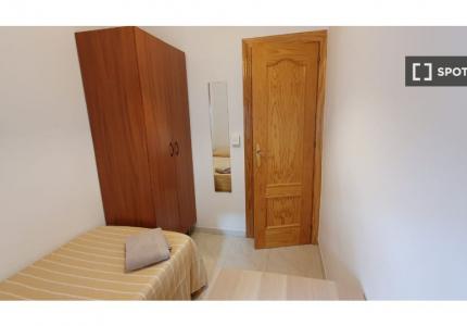 Habitación en piso compartido de 4 habitaciones en Zaidín-Vergeles, Granada.