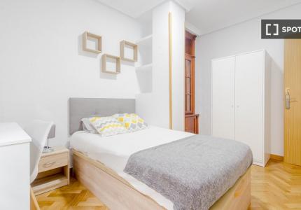 Habitación en piso de 5 habitaciones en Guindalera, Madrid